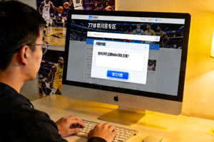 77体育问答专区提问指南插图 - 一位用户正在电脑前提交体育相关问题的示意图